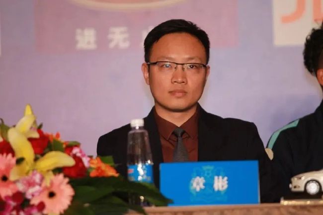 俄然呈现在野原家眼前的时候和空间查询拜访员,说时空产生了扭曲，不该存在的怪兽从怪兽的世界进进了实际世界。怪兽呈现3分钟后。3分钟后的将来阿谁怪兽不被打垮,在实际里怪兽要呈现！为了抵抗世界衰亡，野原一家担负了地球防卫这个重年夜任务。可是，持续不竭壮大的怪兽从后边起头呈现，垂垂实际世界变得危险…